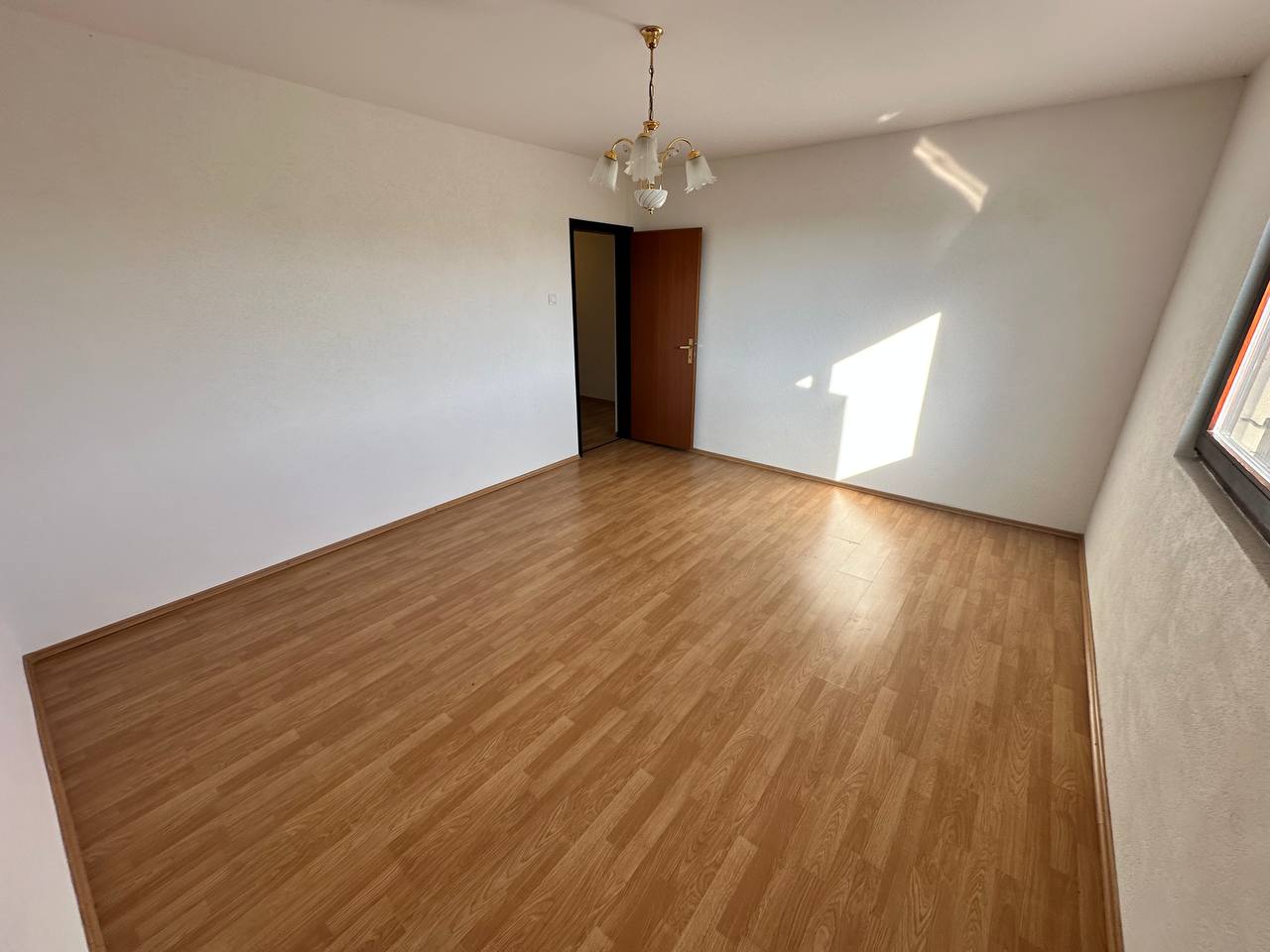 Kuća sa tri stana 280 m² na prodaju, plac 1.081 m²