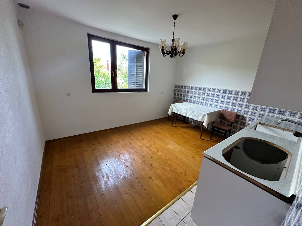 Kuća sa tri stana 280 m² na prodaju, plac 1.081 m²