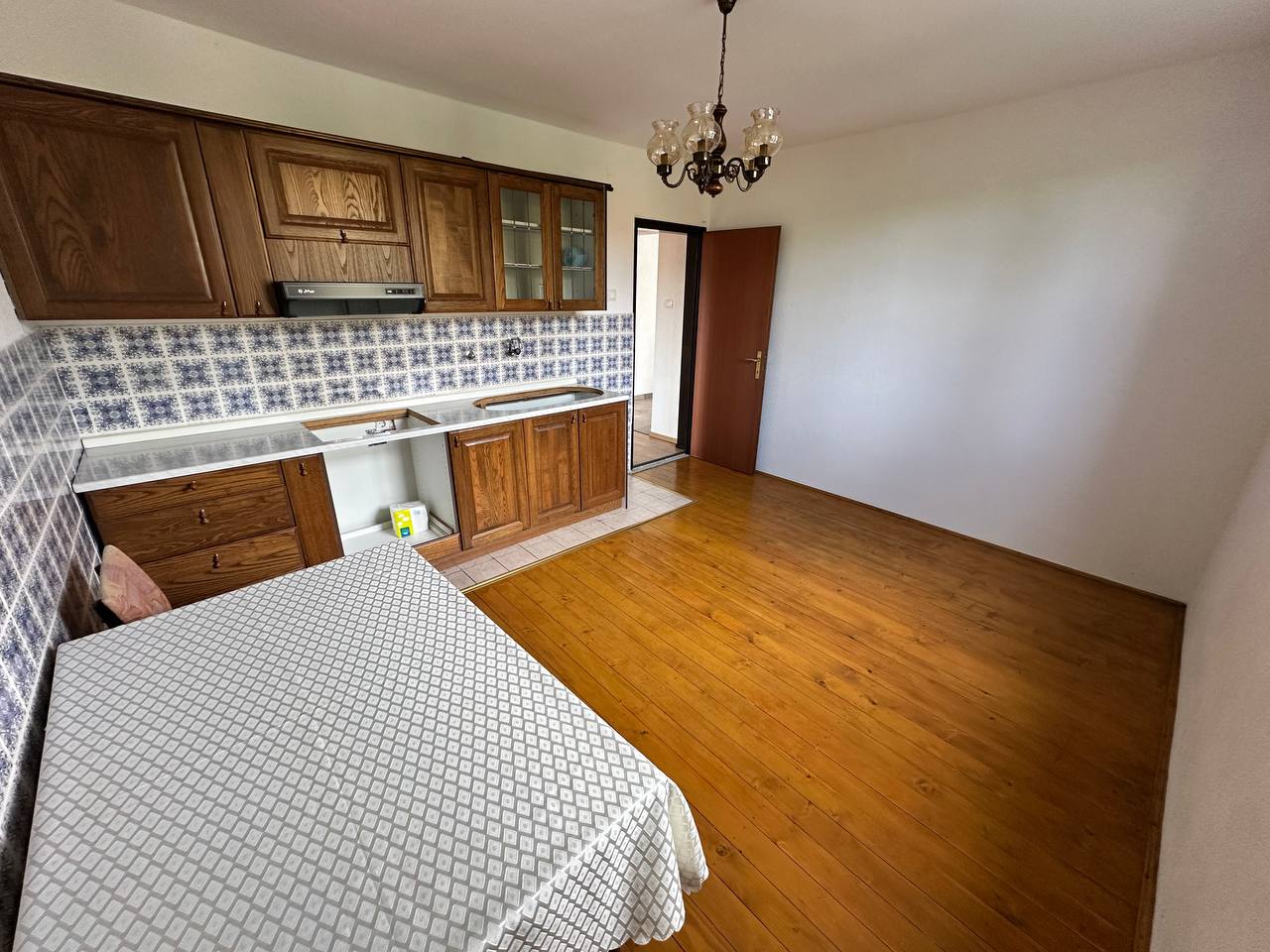 Kuća sa tri stana 280 m² na prodaju, plac 1.081 m²