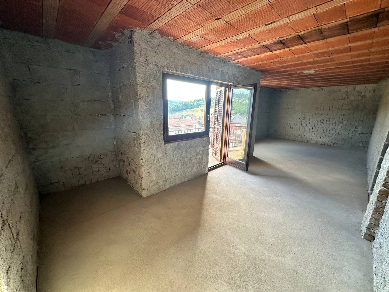 Kuća sa tri stana 280 m² na prodaju, plac 1.081 m²