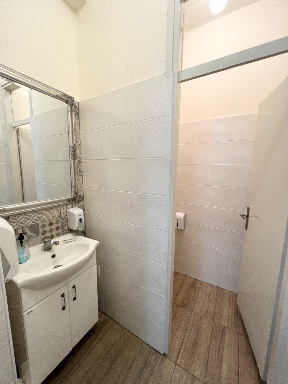 Izdaje se manja kancelarija u centru