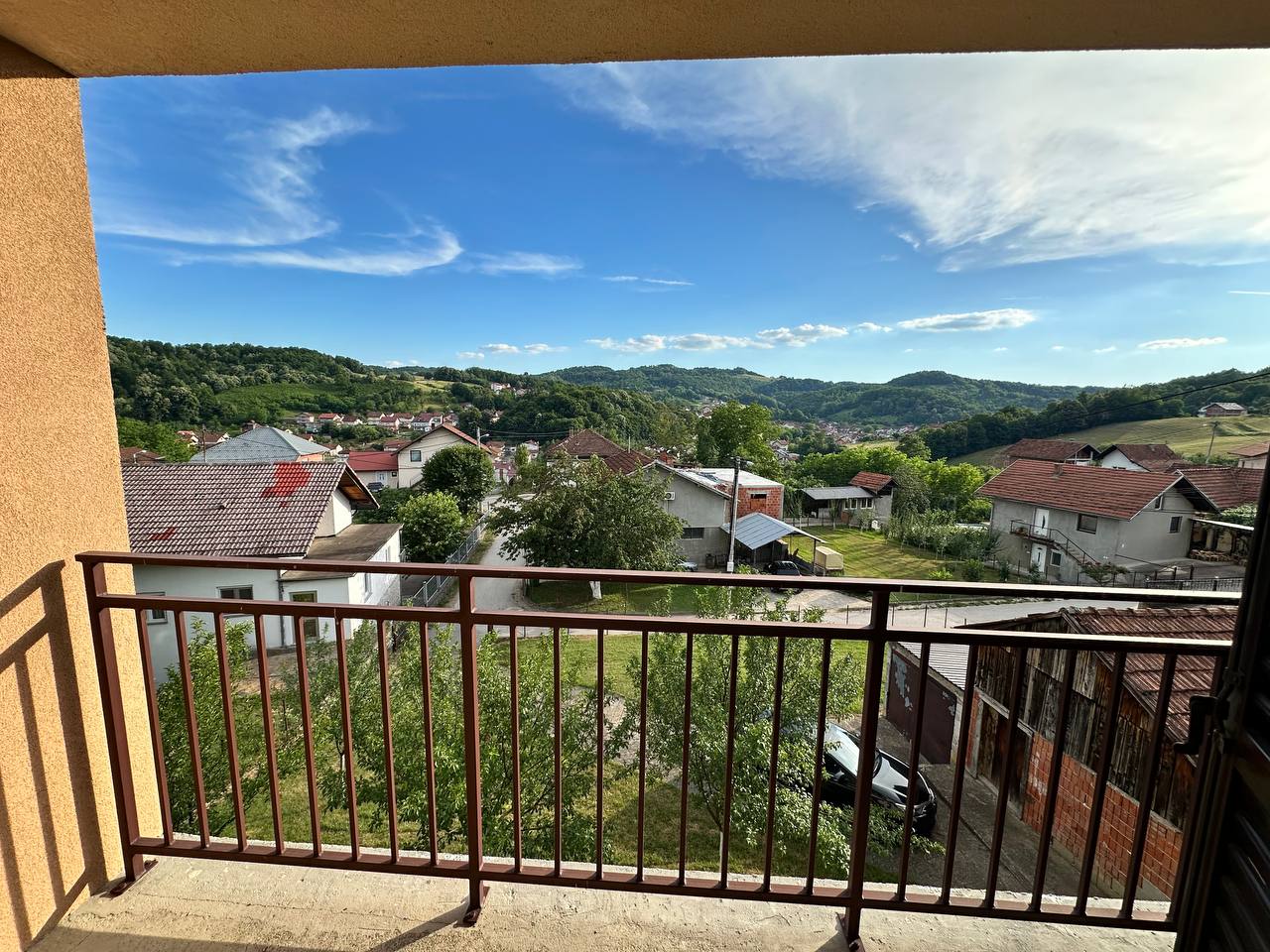 Kuća sa tri stana 280 m² na prodaju, plac 1.081 m²