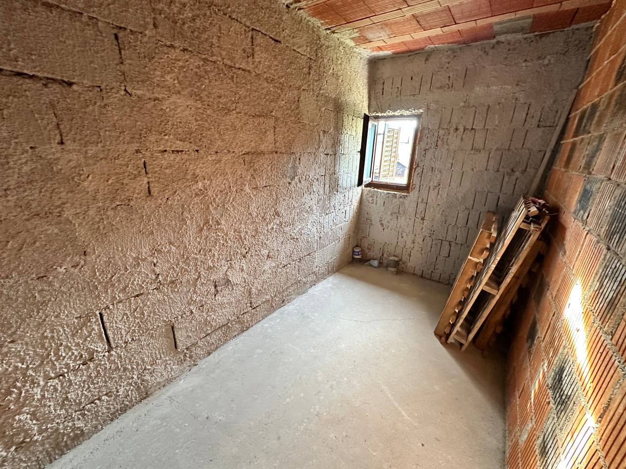 Kuća sa tri stana 280 m² na prodaju, plac 1.081 m²