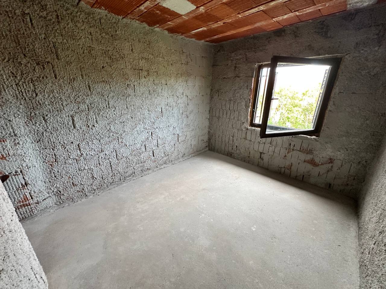 Kuća sa tri stana 280 m² na prodaju, plac 1.081 m²