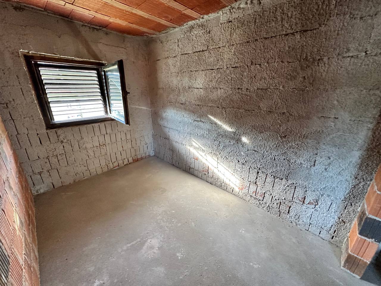 Kuća sa tri stana 280 m² na prodaju, plac 1.081 m²