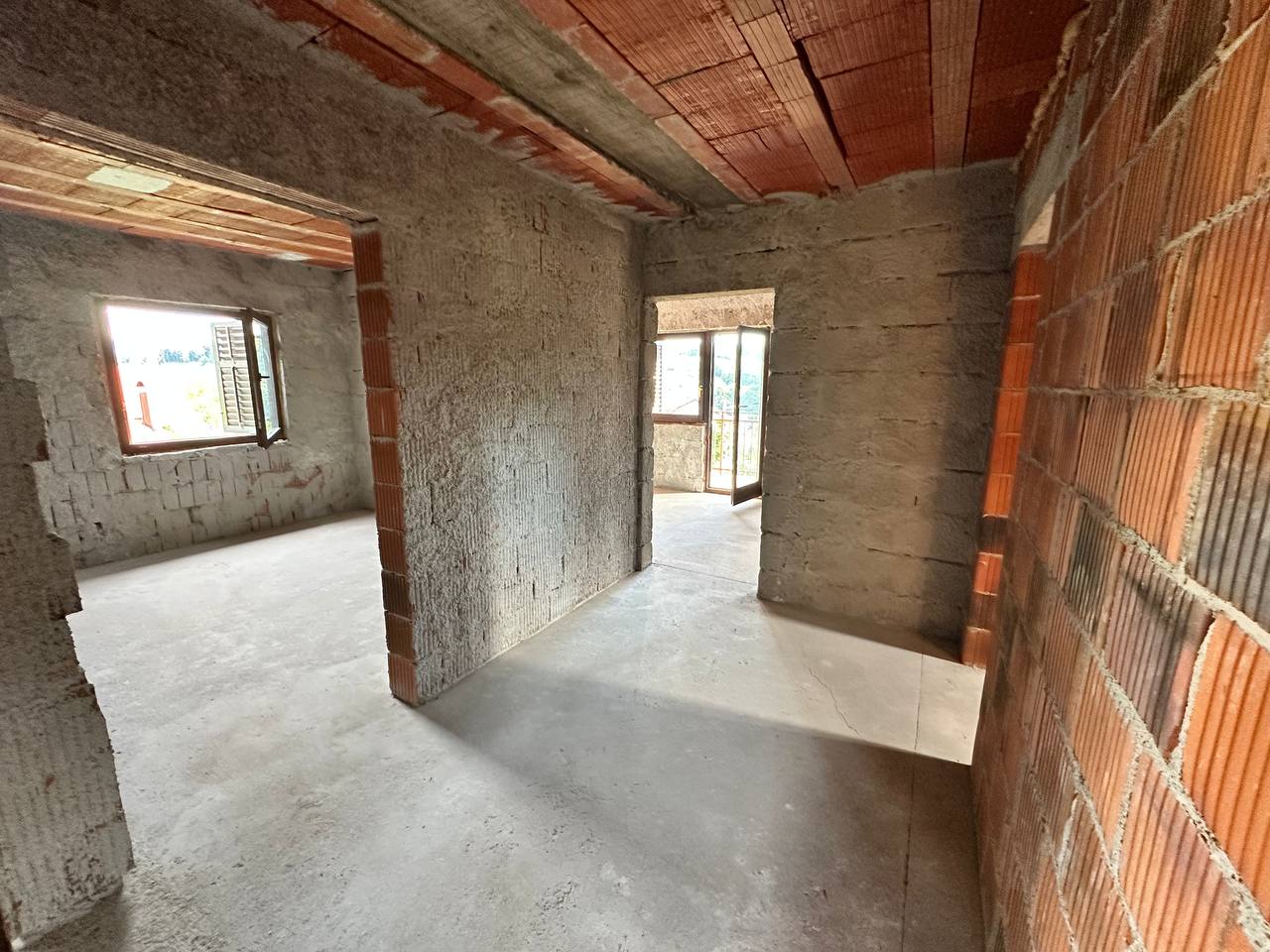 Kuća sa tri stana 280 m² na prodaju, plac 1.081 m²