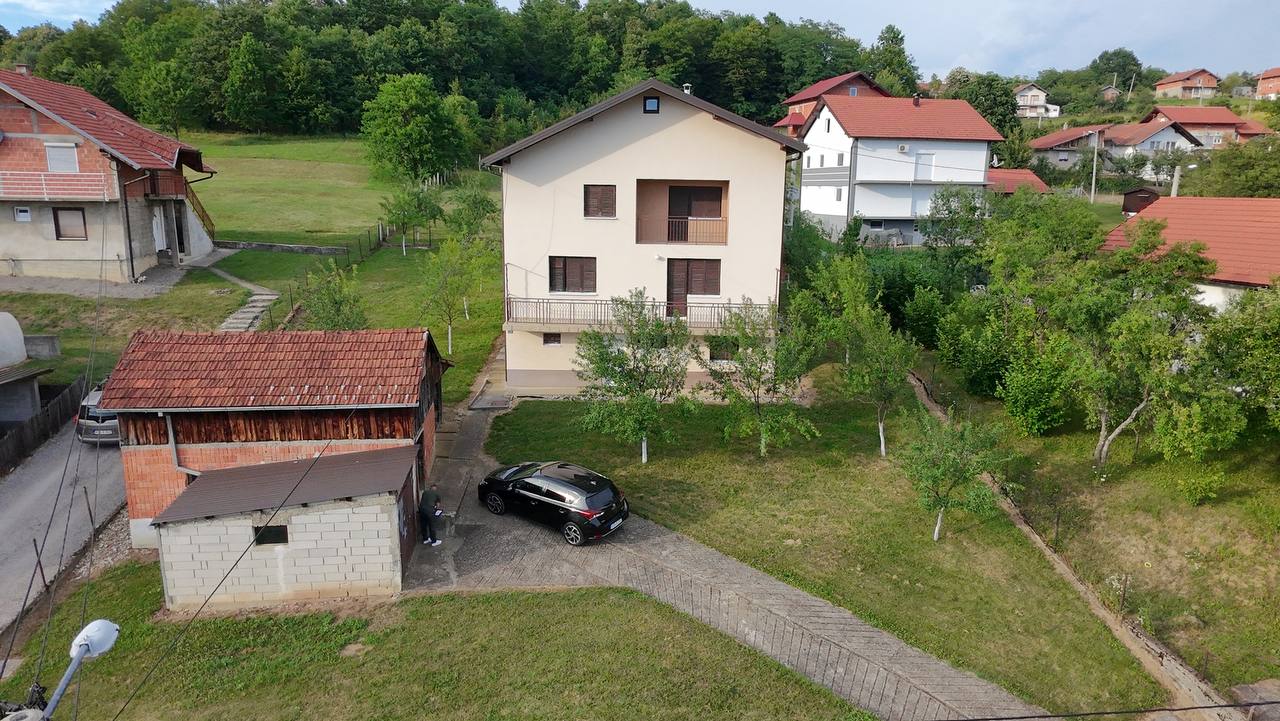 Kuća sa tri stana 280 m² na prodaju, plac 1.081 m²