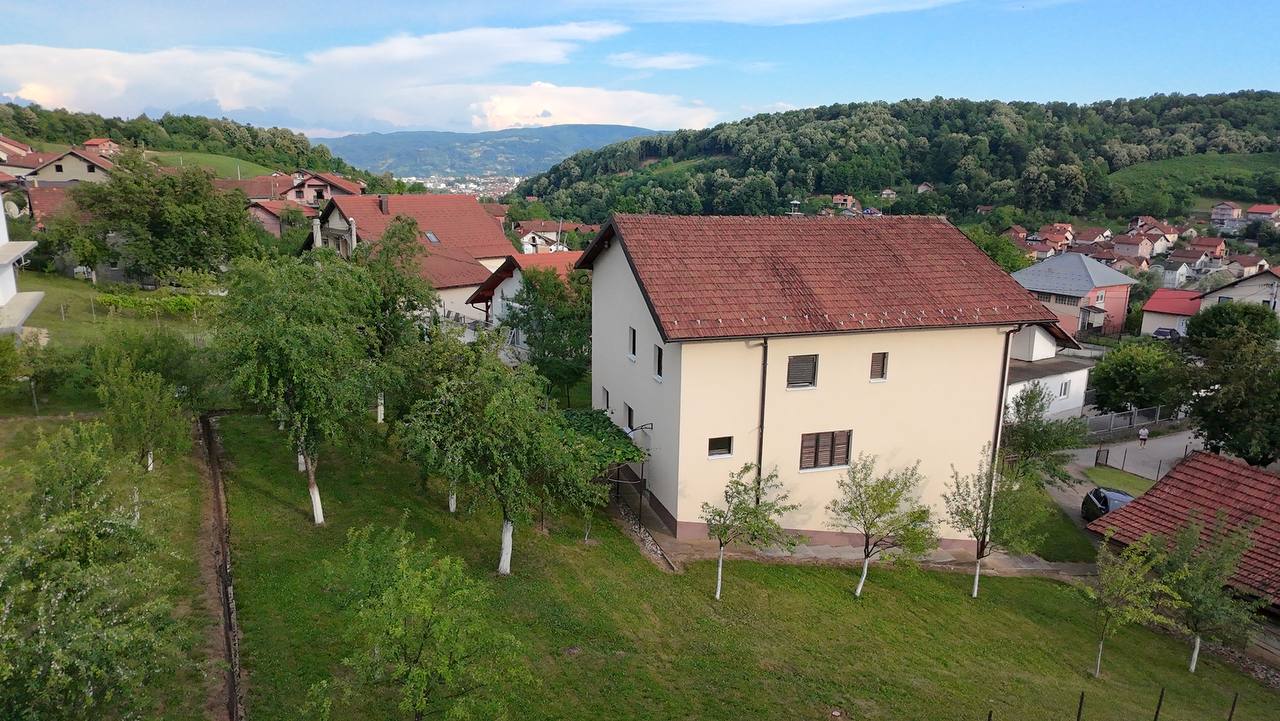 Kuća sa tri stana 280 m² na prodaju, plac 1.081 m²