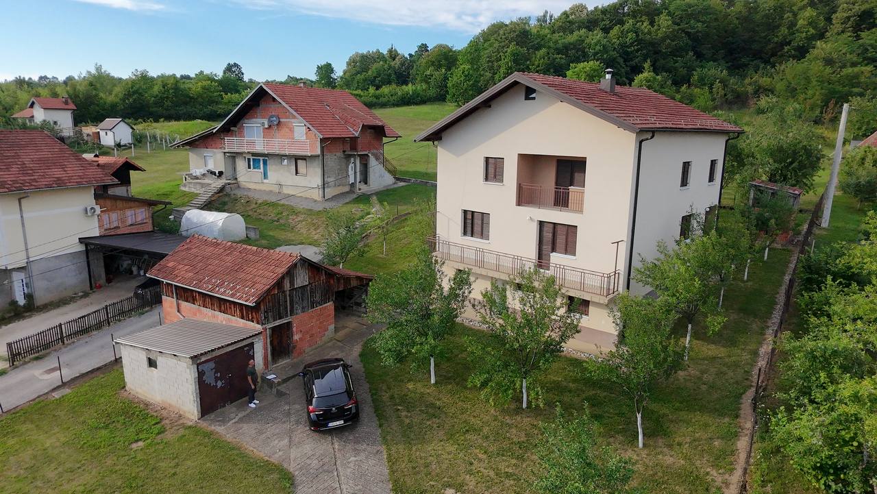 Kuća sa tri stana 280 m² na prodaju, plac 1.081 m²