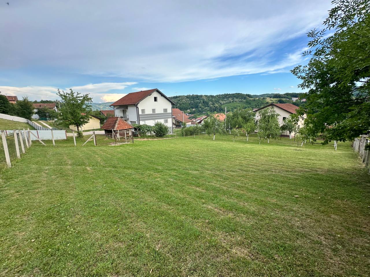 Građevinski plac 850 m² na prodaju Lauš, pogled na grad