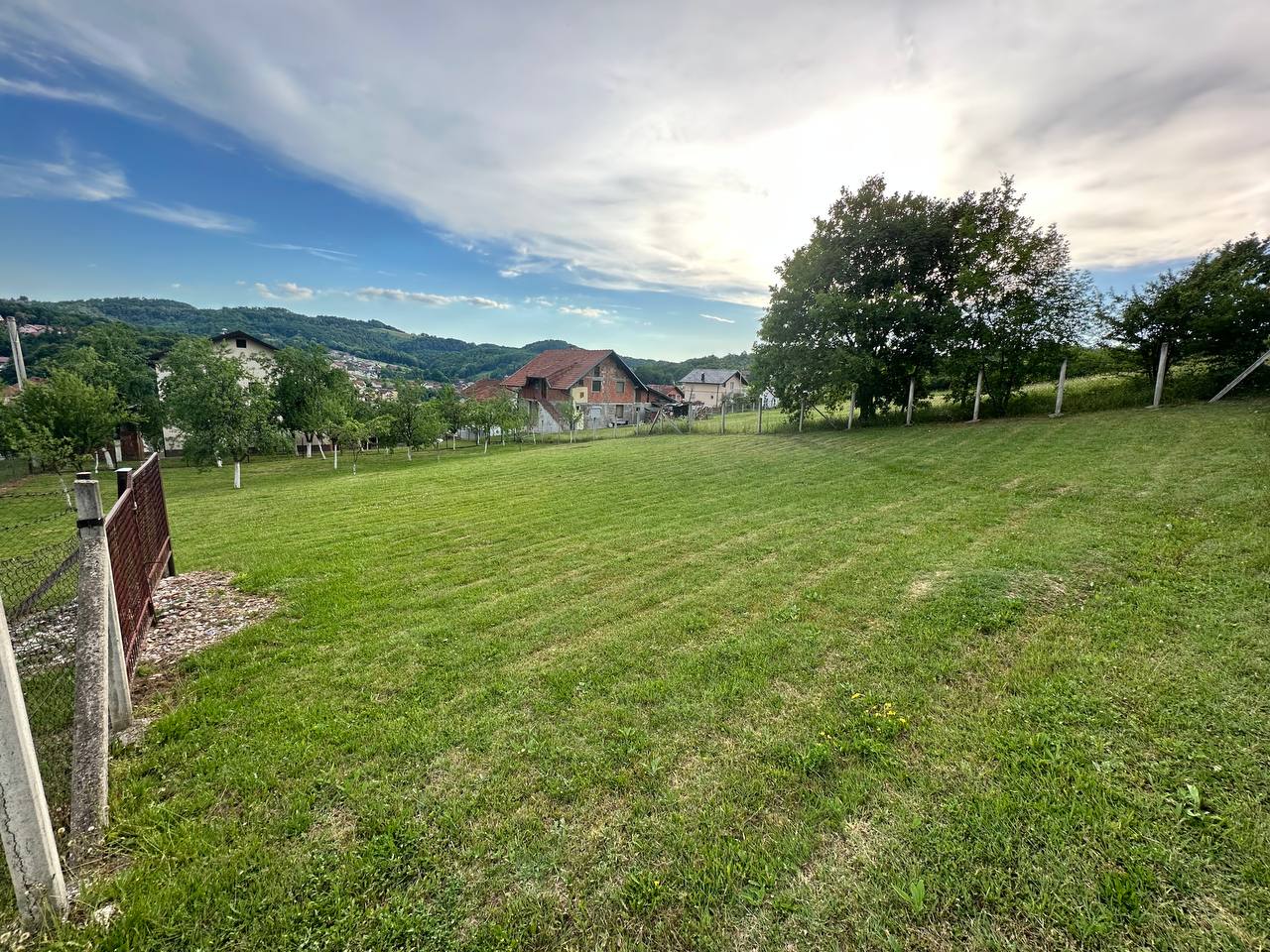 Građevinski plac 850 m² na prodaju Lauš, pogled na grad