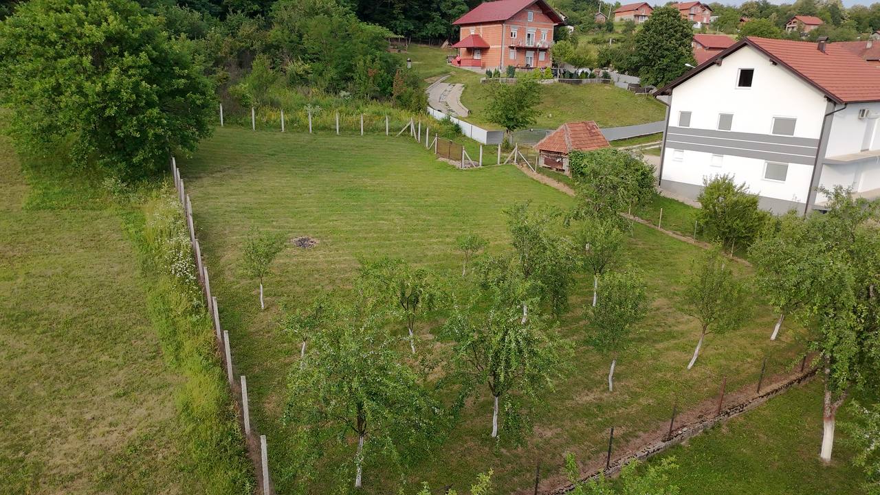 Građevinski plac 850 m² na prodaju Lauš, pogled na grad