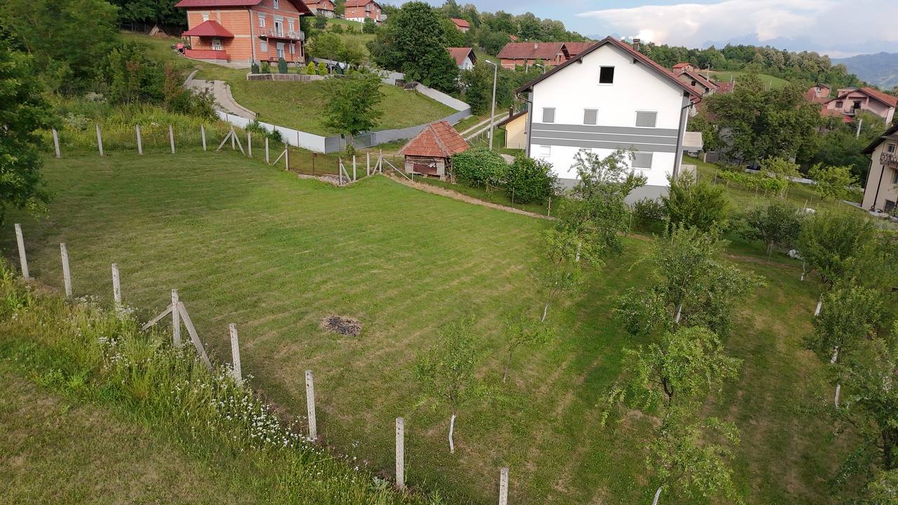 Građevinski plac 850 m² na prodaju Lauš, pogled na grad