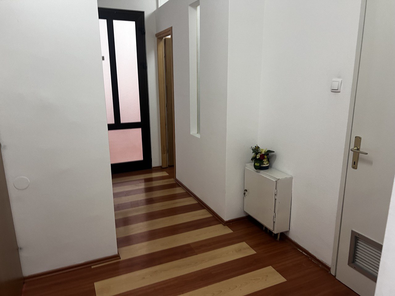 Izdaje se manja kancelarija u centru