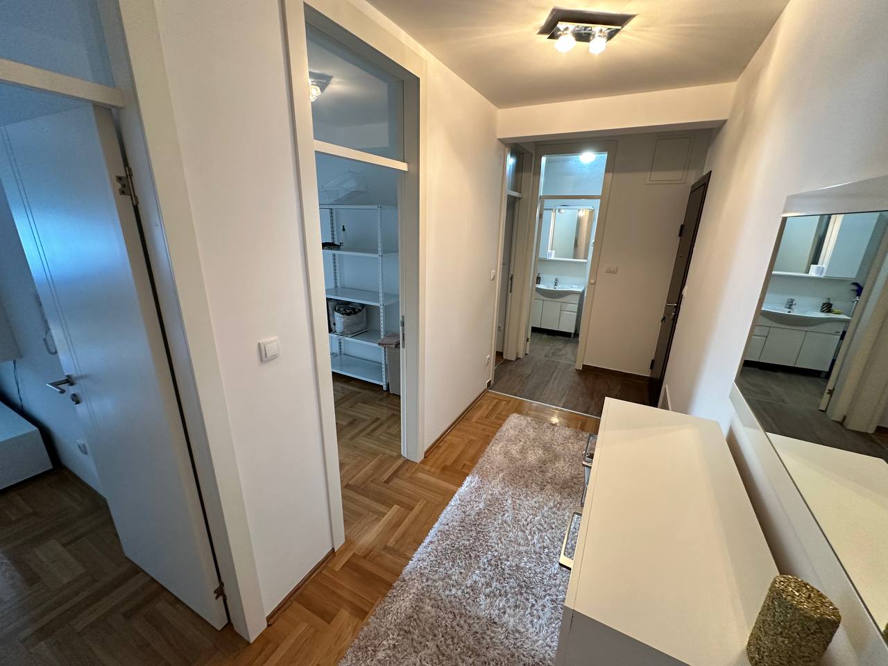 Trosoban stan za izdavanje – novogradnja, garaža, 65 m²