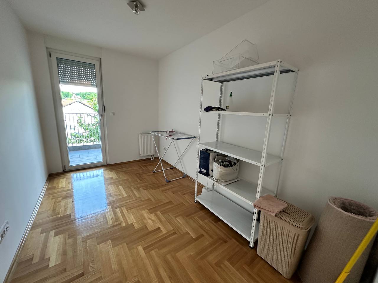 Trosoban stan za izdavanje – novogradnja, garaža, 65 m²