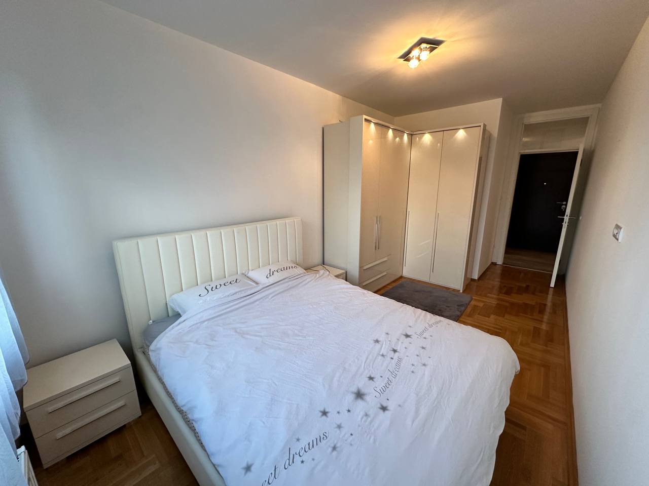 Trosoban stan za izdavanje – novogradnja, garaža, 65 m²