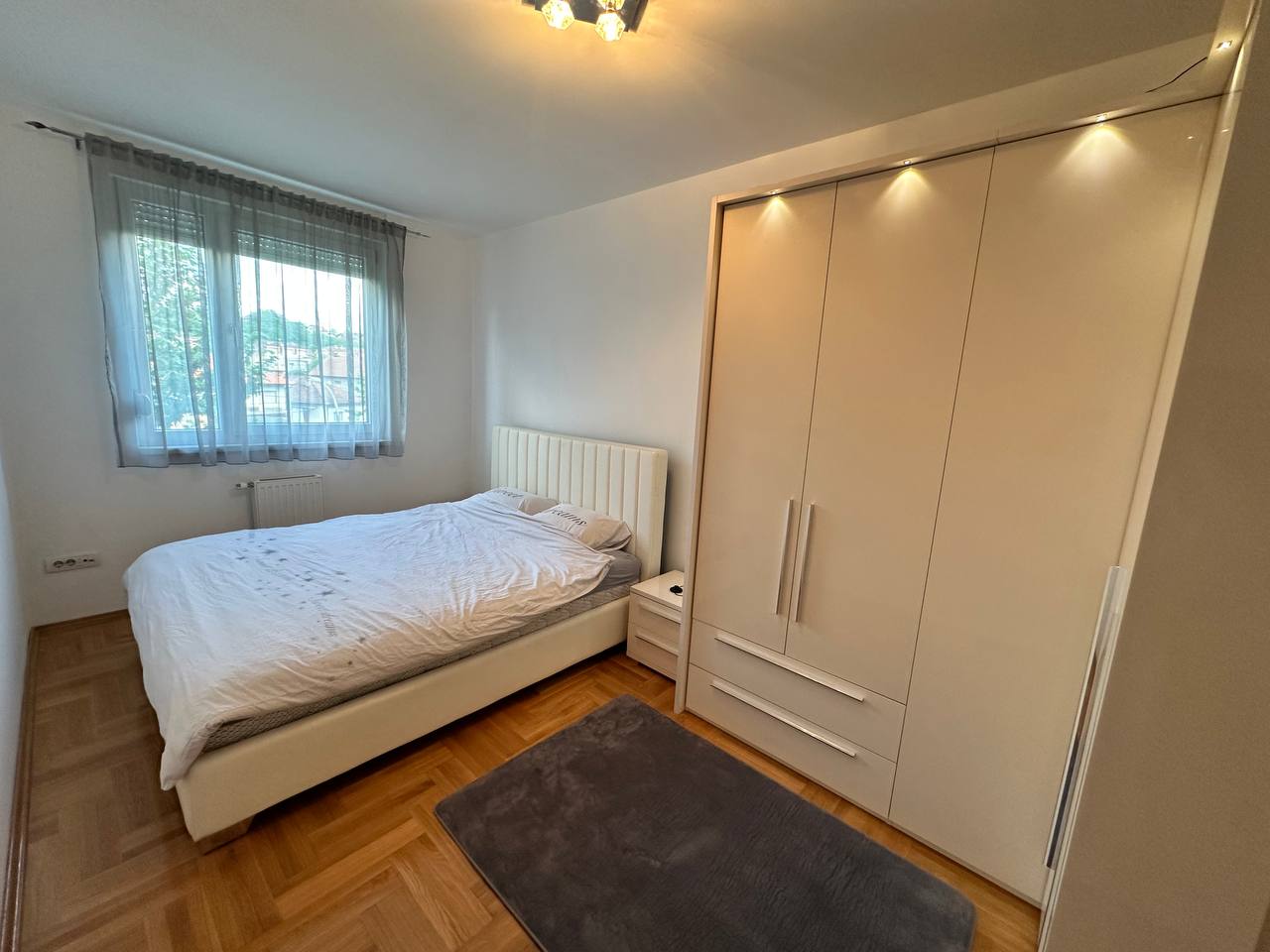 Trosoban stan za izdavanje – novogradnja, garaža, 65 m²