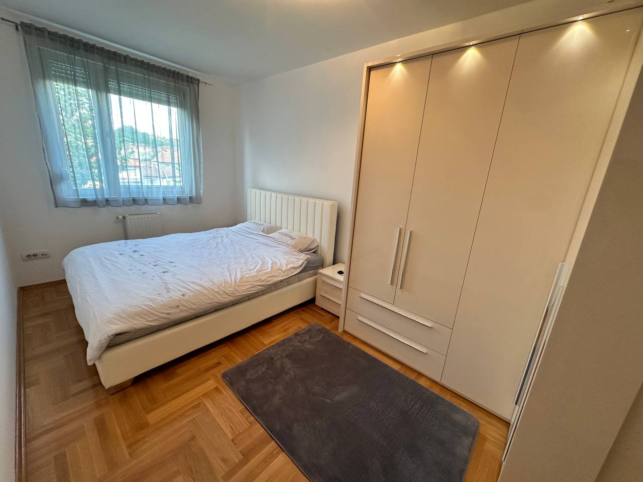 Trosoban stan za izdavanje – novogradnja, garaža, 65 m²