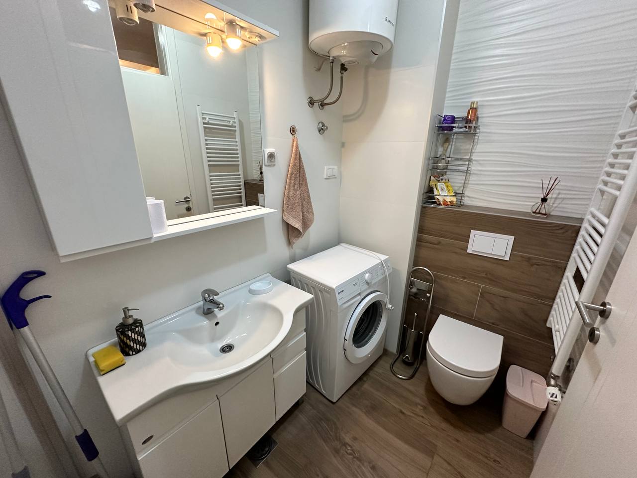 Trosoban stan za izdavanje – novogradnja, garaža, 65 m²