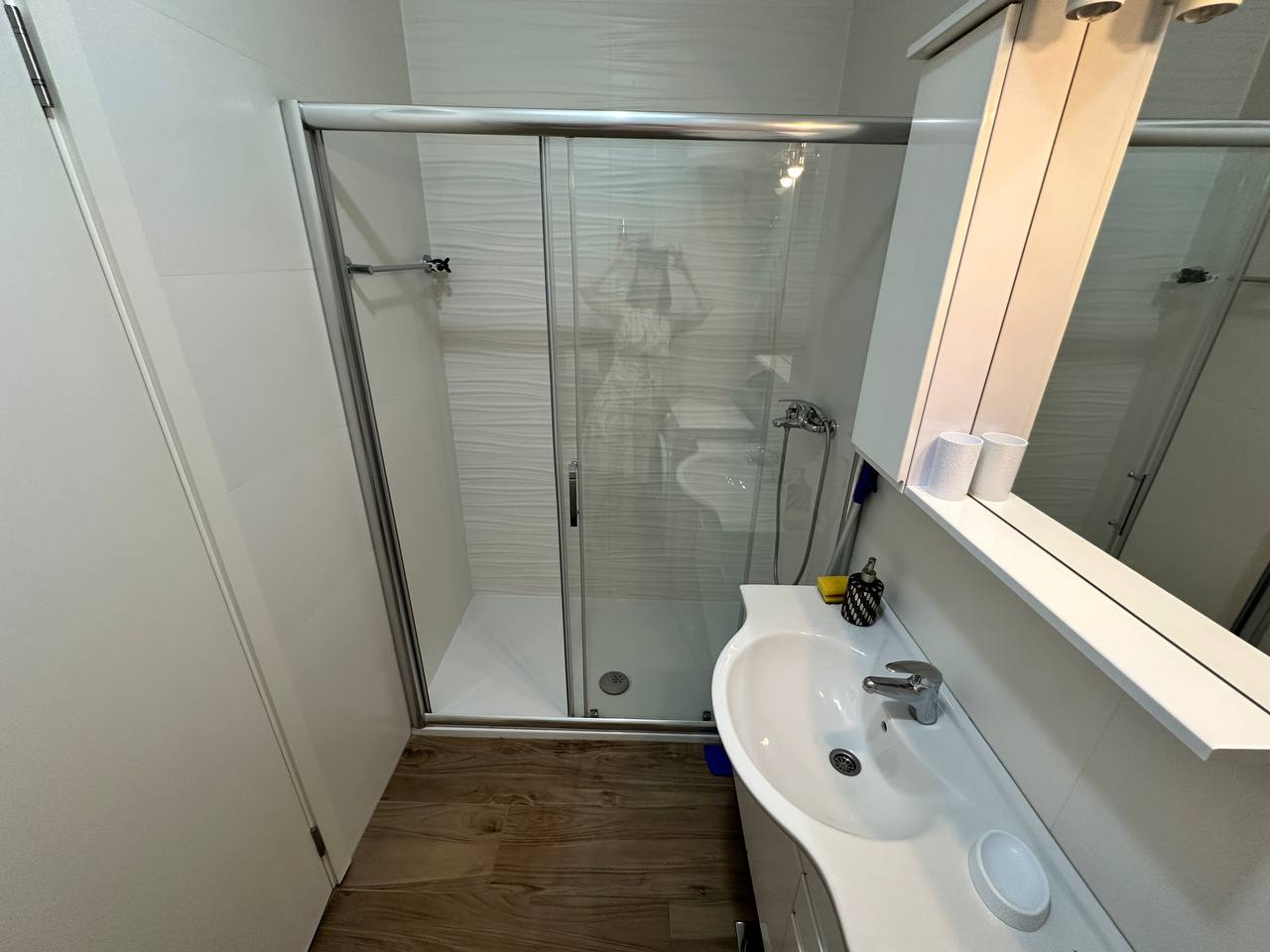Trosoban stan za izdavanje – novogradnja, garaža, 65 m²