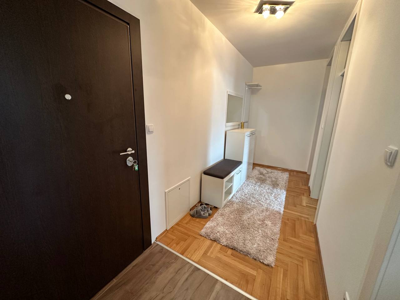 Trosoban stan za izdavanje – novogradnja, garaža, 65 m²
