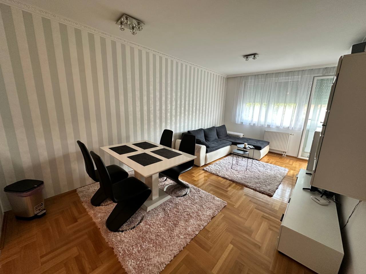 Trosoban stan za izdavanje – novogradnja, garaža, 65 m²