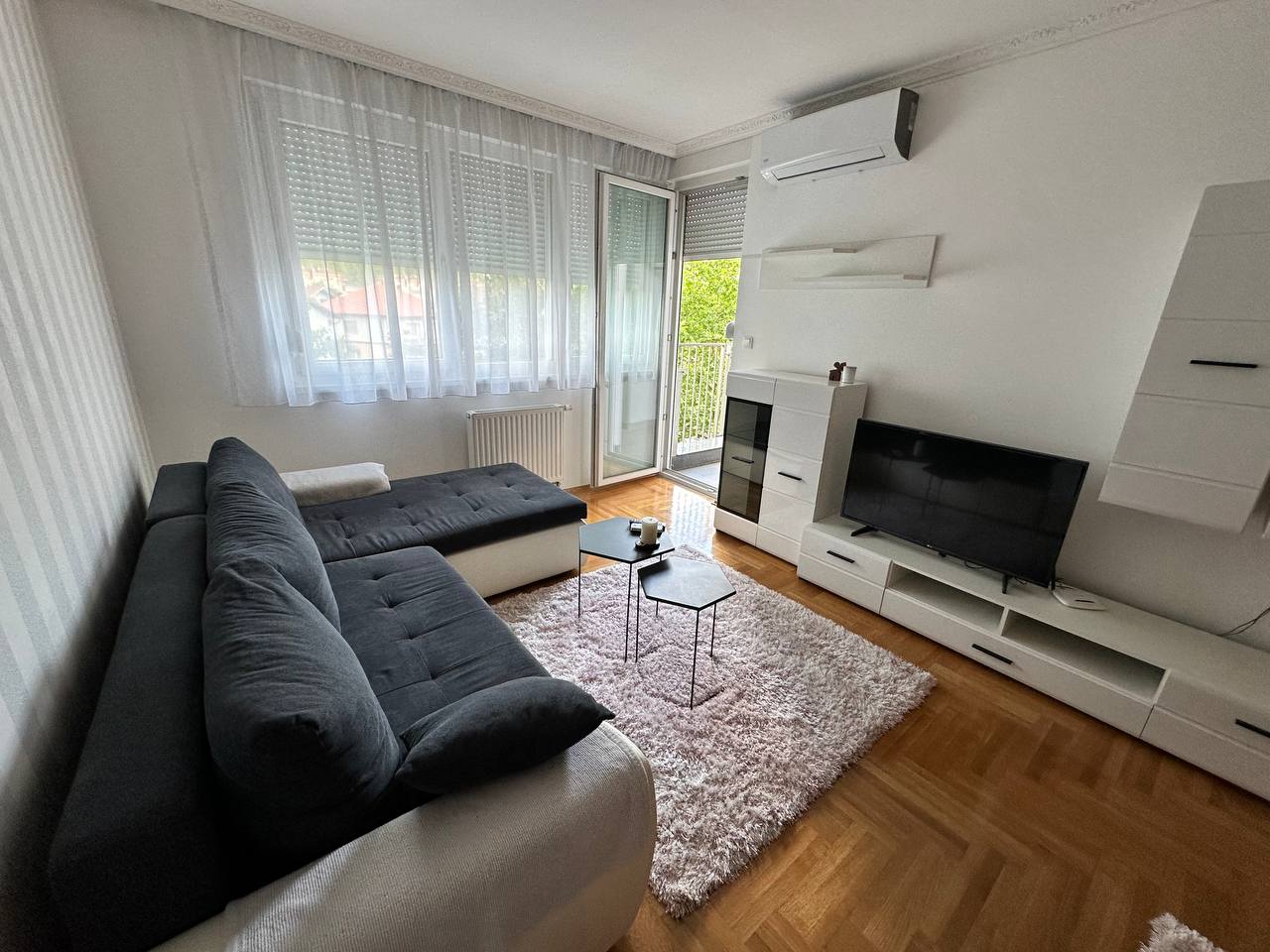 Trosoban stan za izdavanje – novogradnja, garaža, 65 m²