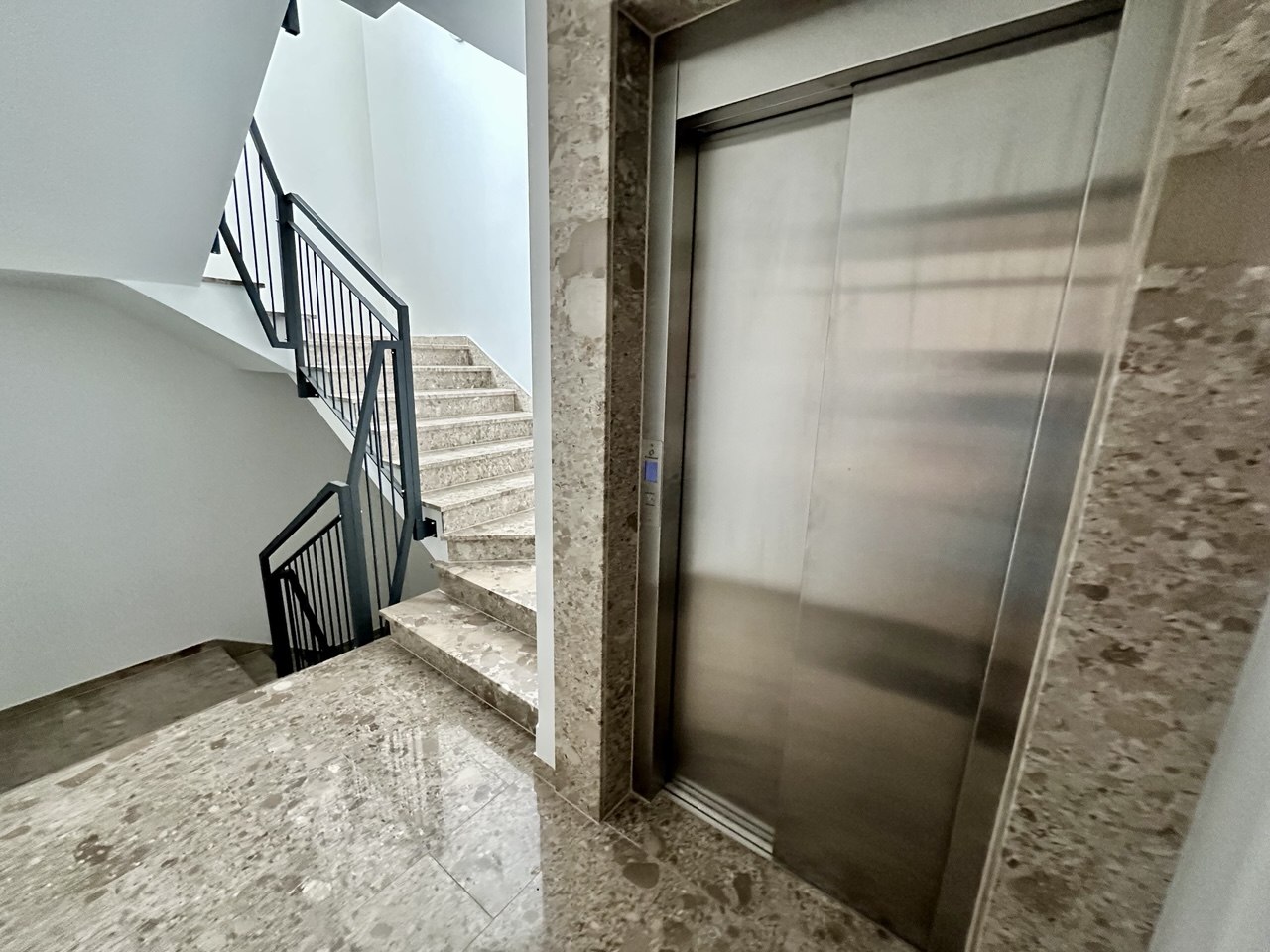Penthouse za izdavanje 107 m² sa privatnom krovnom terasom od 70 m² | Centar Banje Luke