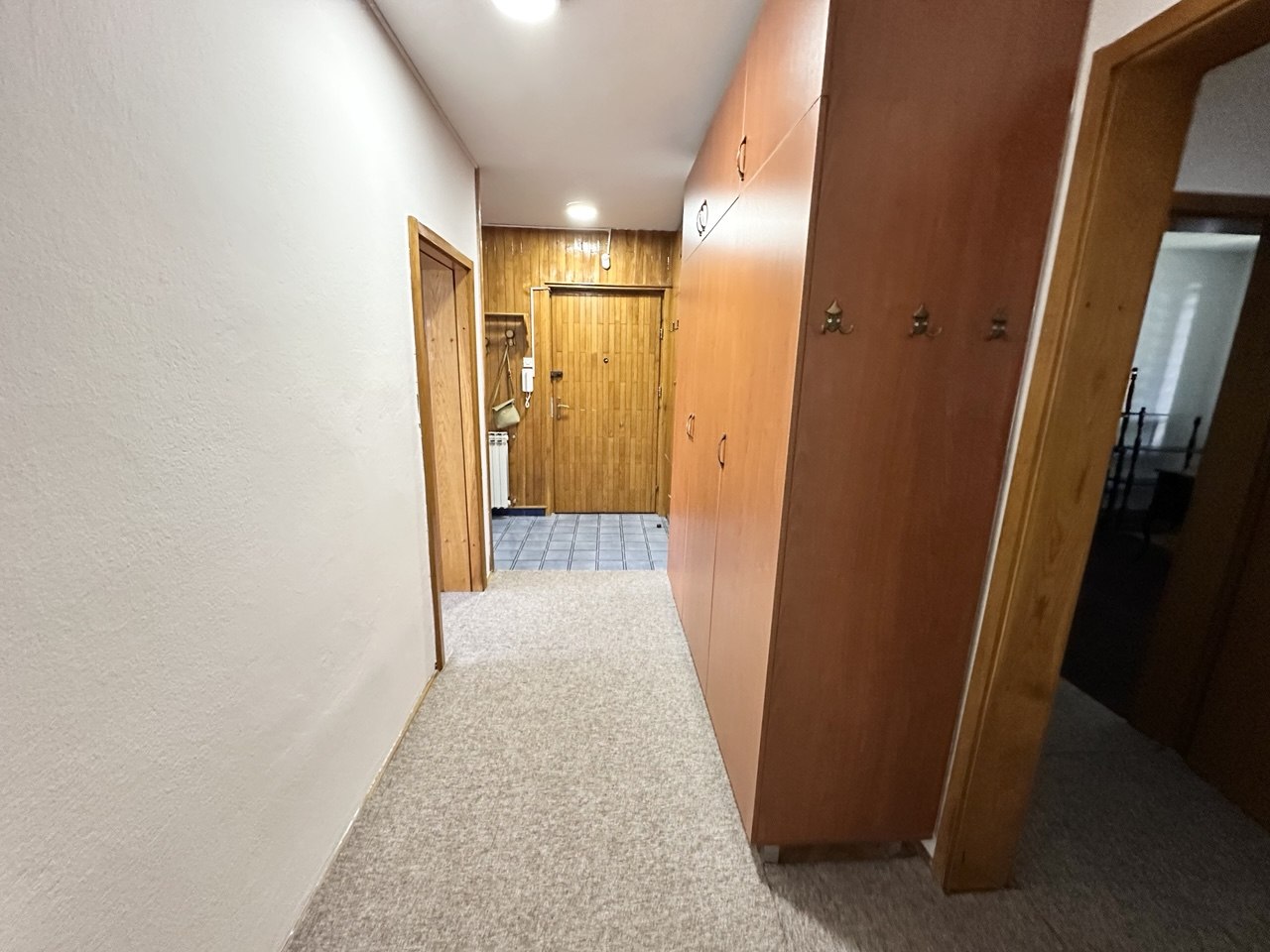 Poslovni prostor 100 m², za izdavanje Centar Banje Luke, garaža