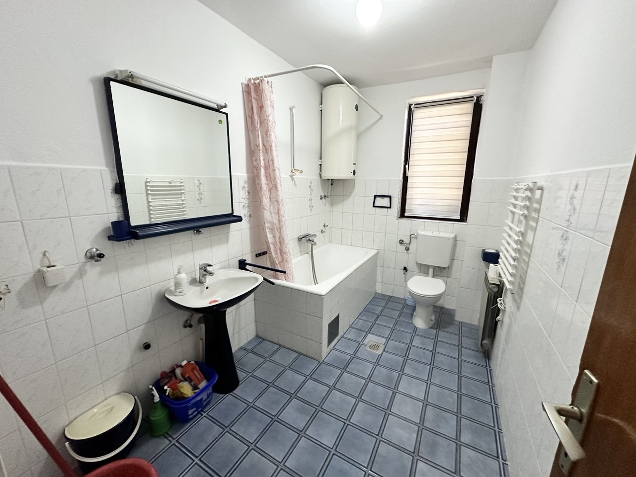 Poslovni prostor 100 m², za izdavanje Centar Banje Luke, garaža