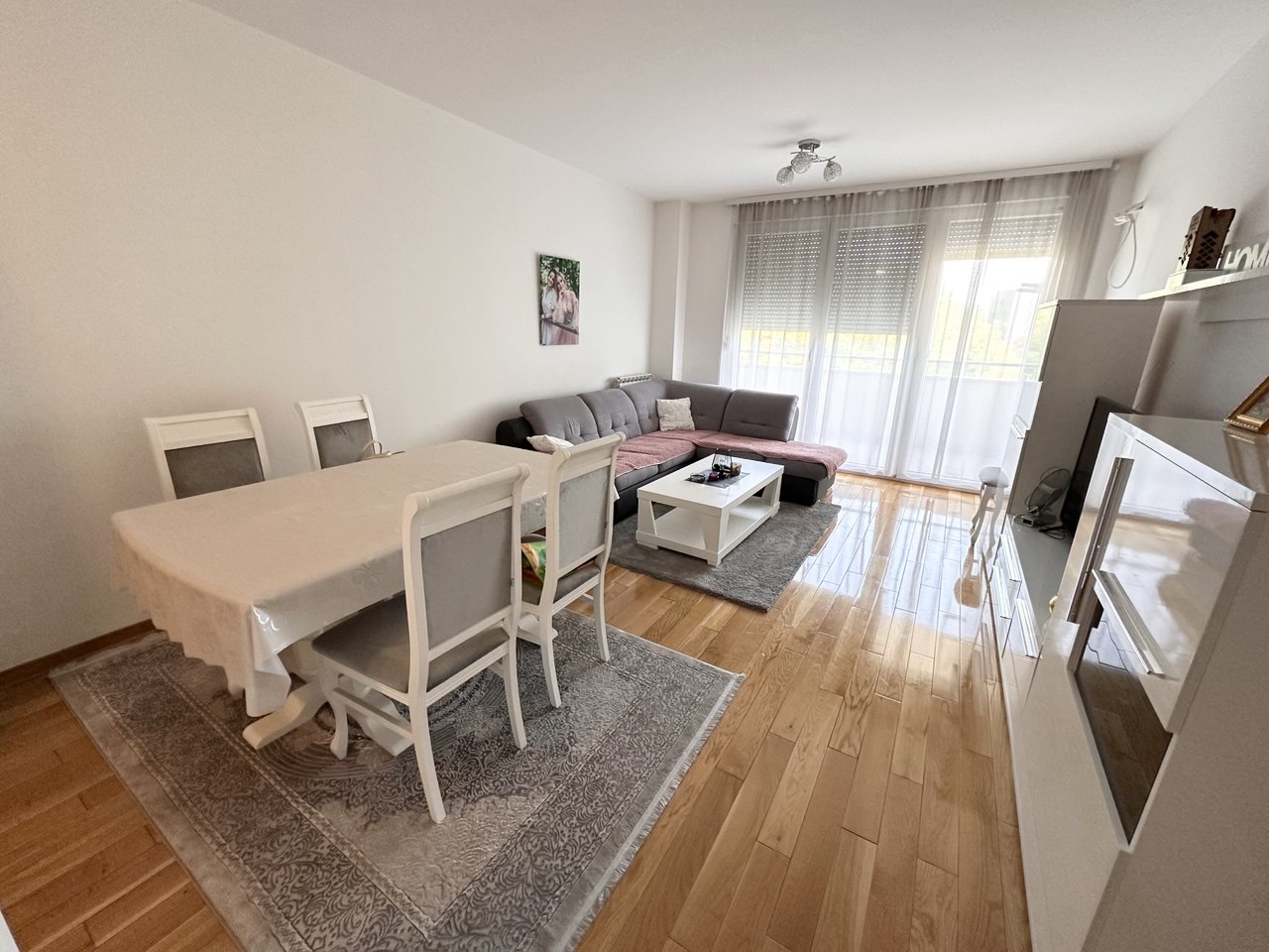 Izdaje se trosoban stan 75 m² sa garažom Kočićev vijenac, Banja Luka