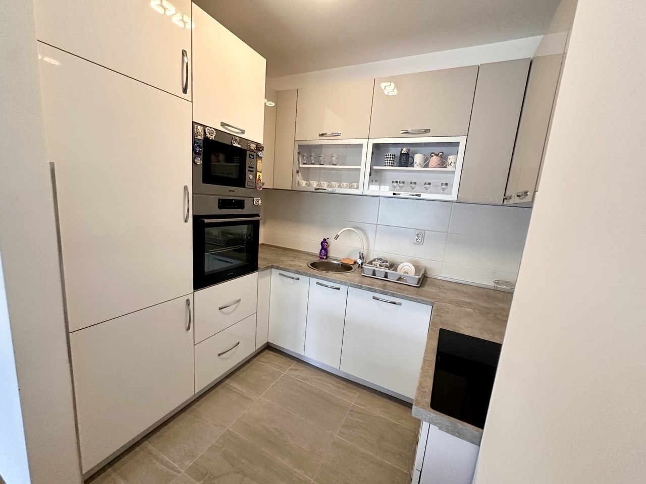 Izdaje se trosoban stan 75 m² sa garažom Kočićev vijenac, Banja Luka