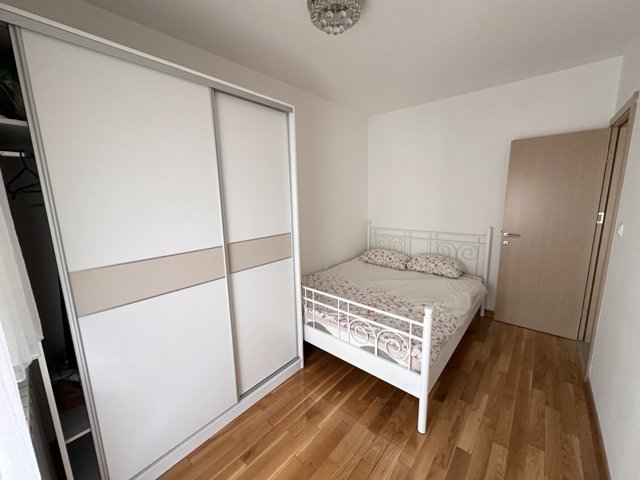 Izdaje se trosoban stan 75 m² sa garažom Kočićev vijenac, Banja Luka