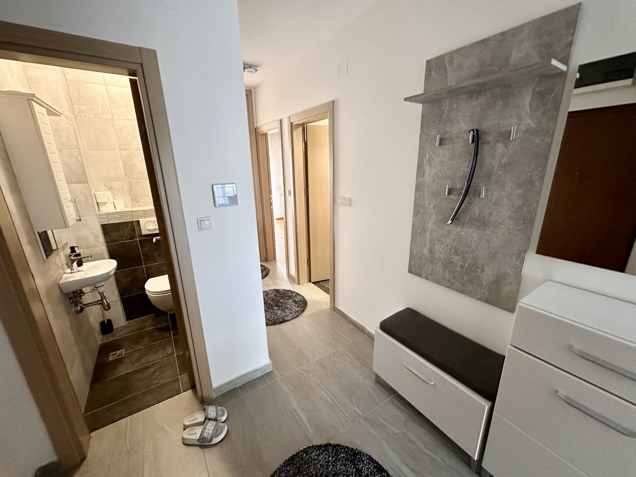 Izdaje se trosoban stan 75 m² sa garažom Kočićev vijenac, Banja Luka