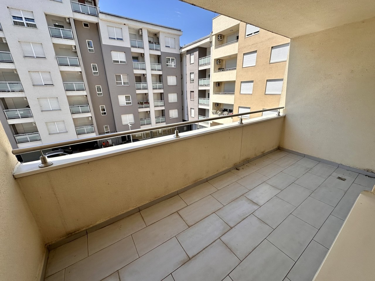Izdaje se trosoban stan 75 m² sa garažom Kočićev vijenac, Banja Luka