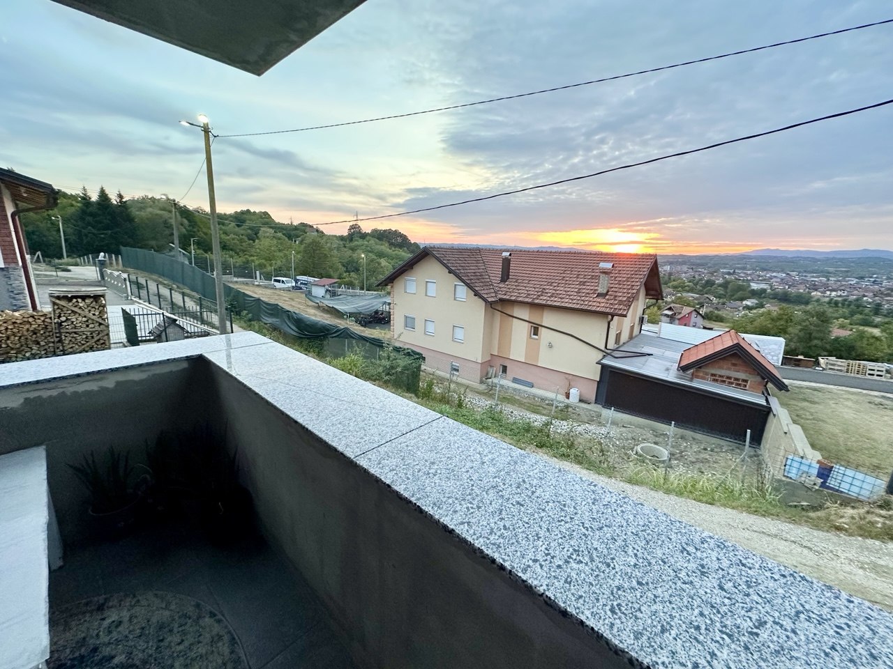 Novoizgrađena kuća na prodaju Trn – krovna terasa, bazen i panoramski pogled