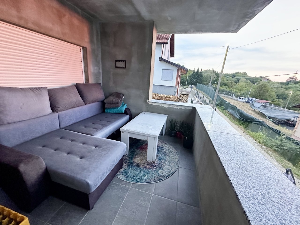 Novoizgrađena kuća na prodaju Trn – krovna terasa, bazen i panoramski pogled