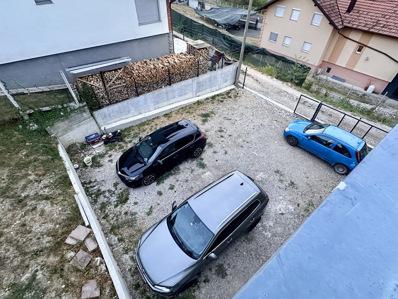 Novoizgrađena kuća na prodaju Trn – krovna terasa, bazen i panoramski pogled