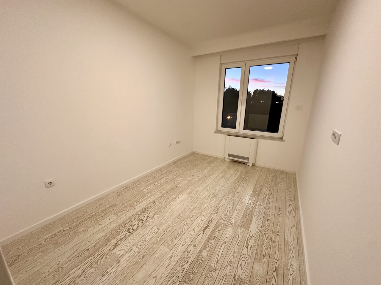 Četvorosoban polunamjesten stan 90 m² za izdavanje, pogled na park