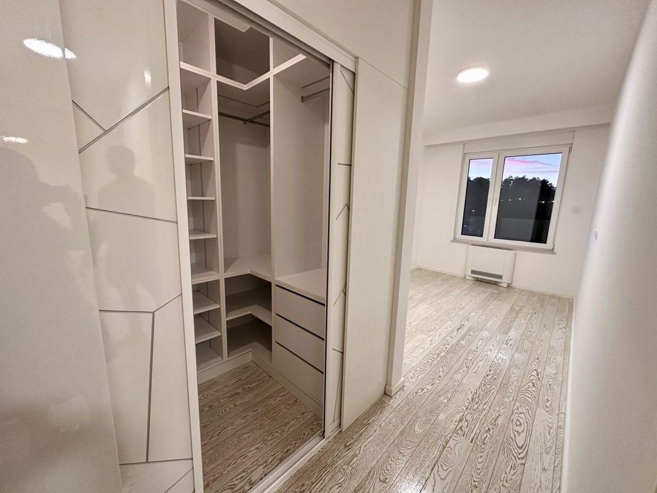 Četvorosoban polunamjesten stan 90 m² za izdavanje, pogled na park