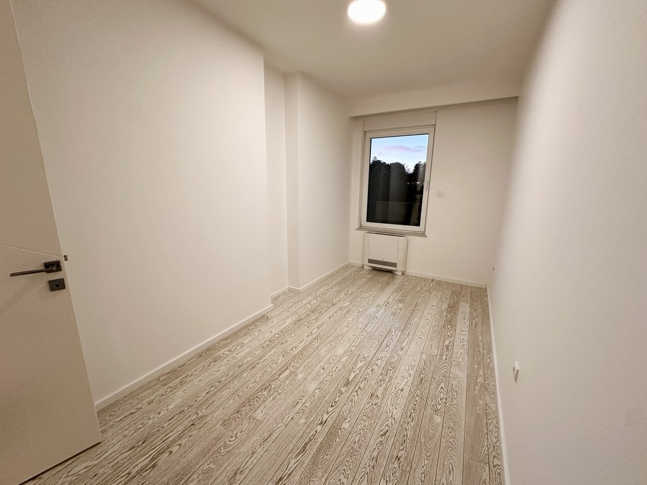 Četvorosoban polunamjesten stan 90 m² za izdavanje, pogled na park