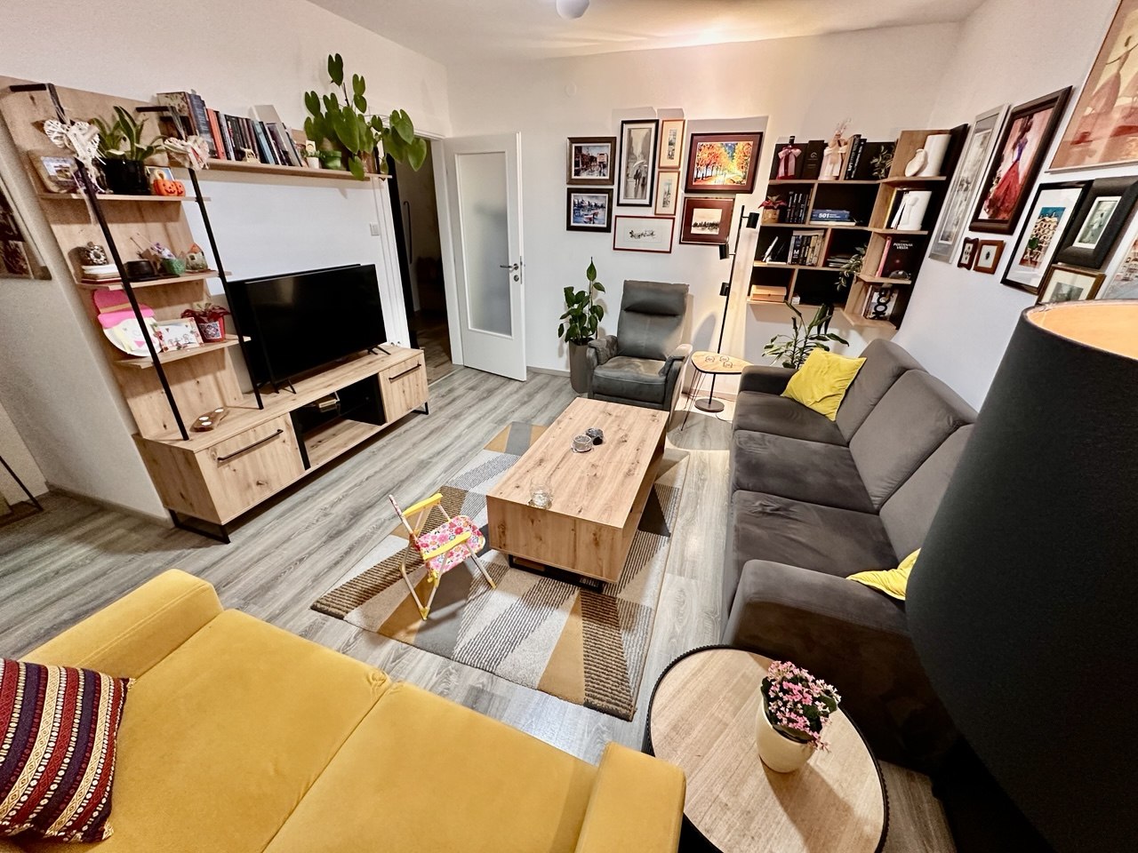 Renoviran trosoban stan na prodaju Starčevica 60 m², namješten