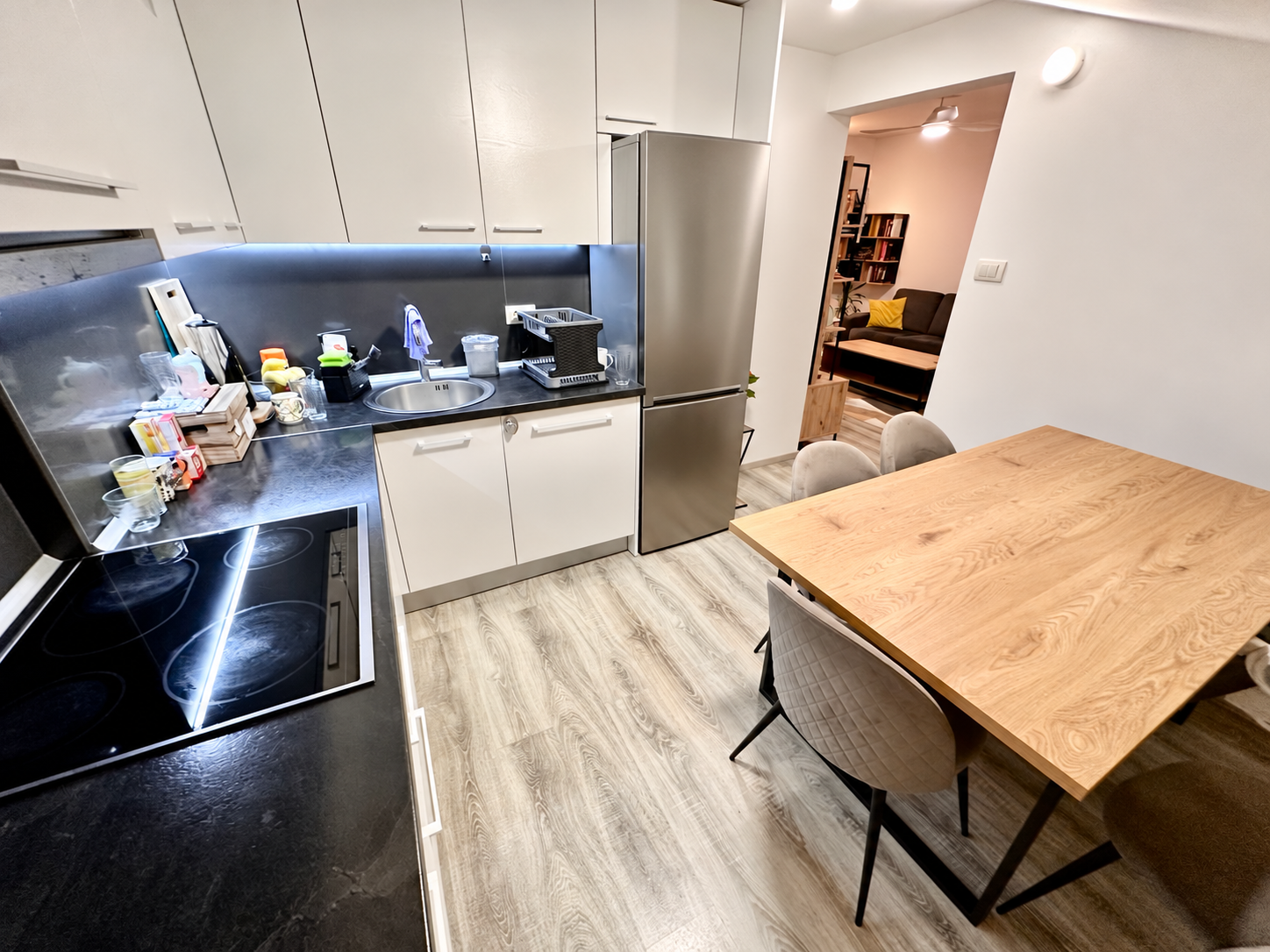 Renoviran trosoban stan na prodaju Starčevica 60 m², namješten