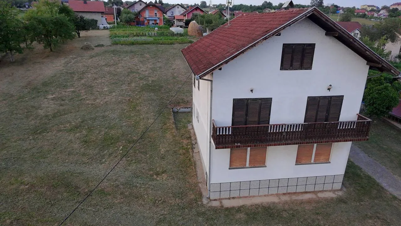 Porodična kuća na velikom placu u naselju Šargovac