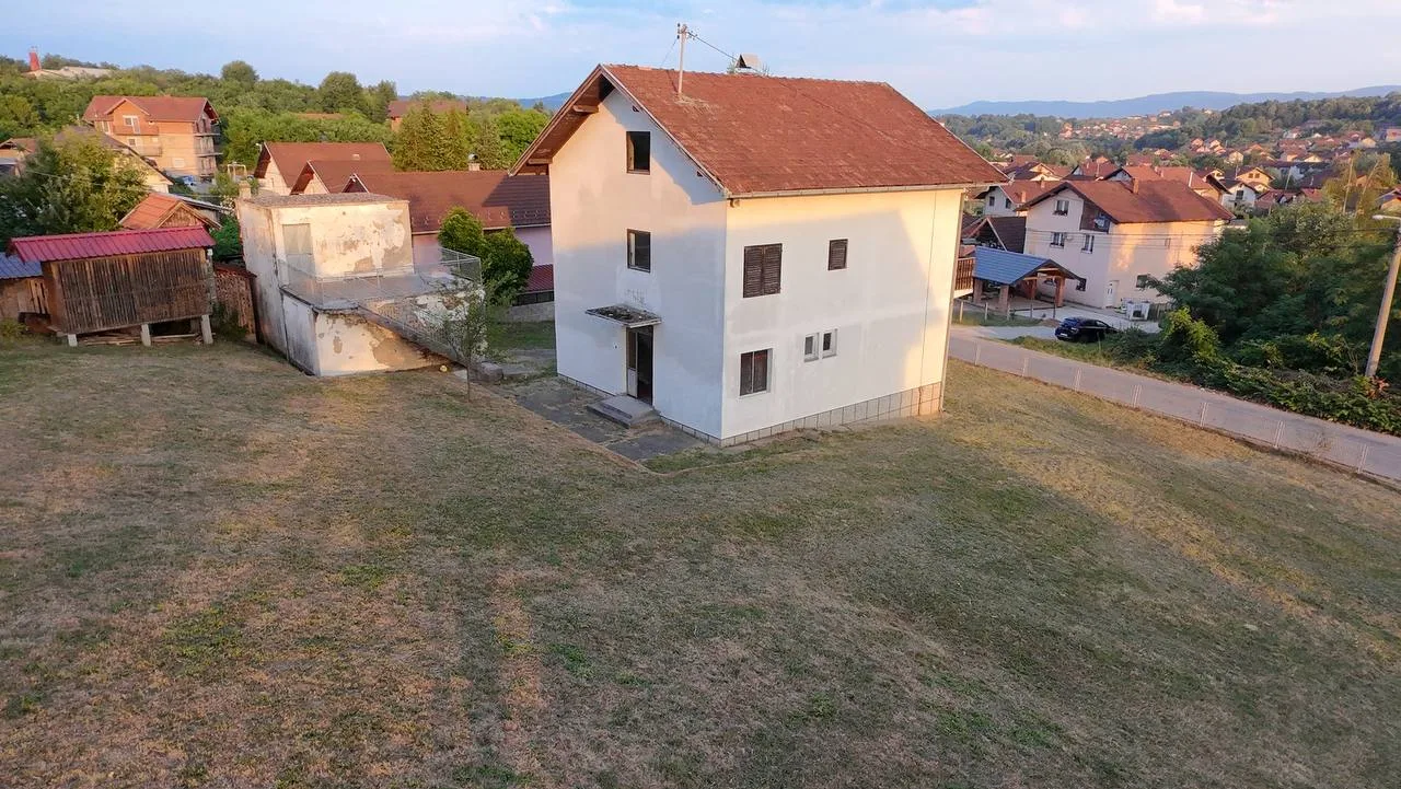 Porodična kuća na velikom placu u naselju Šargovac