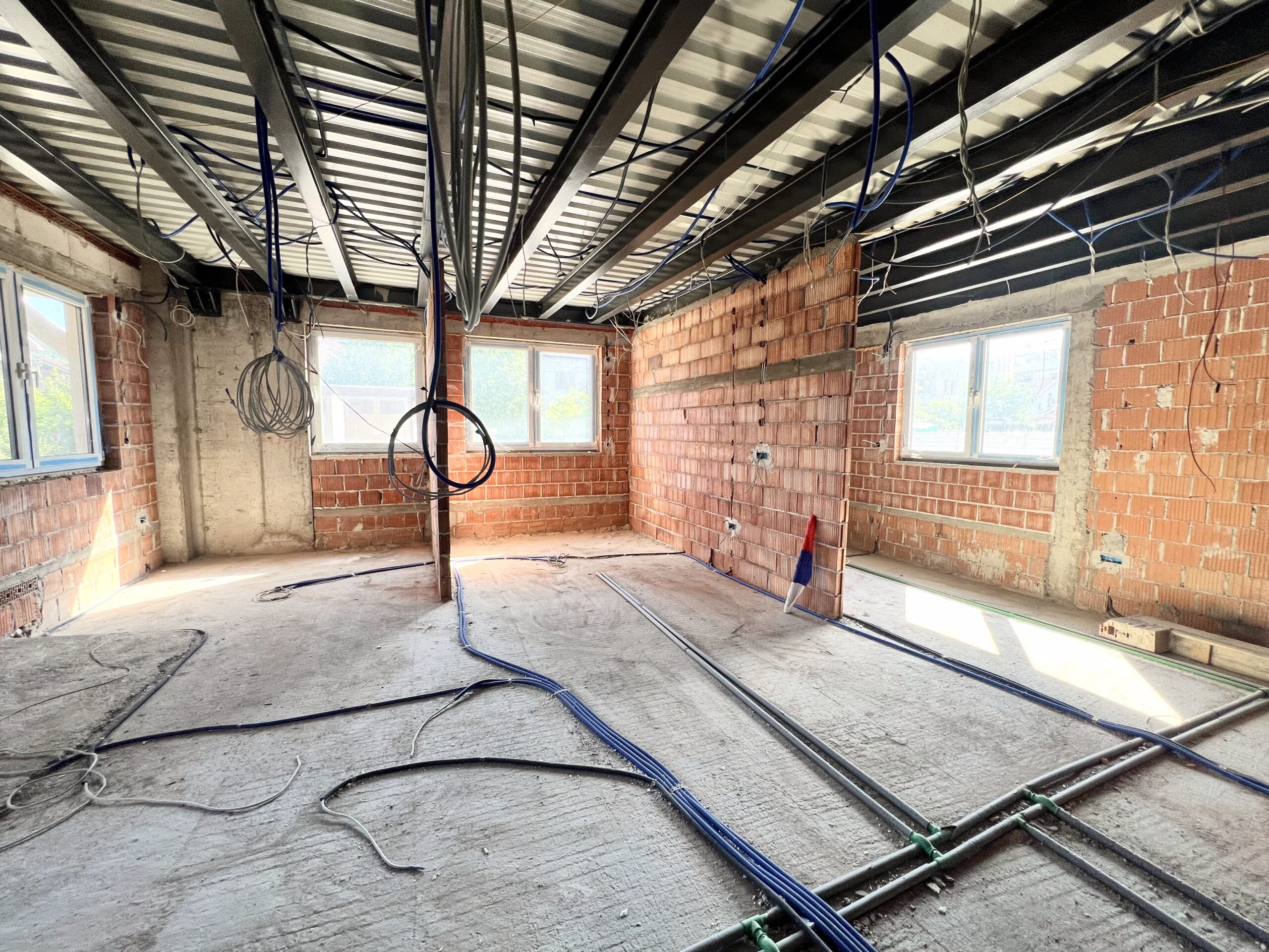 Poslovni Prostor u Centru Banje Luke – Višenamjenska Nekretnina s 6 Parking Mjesta