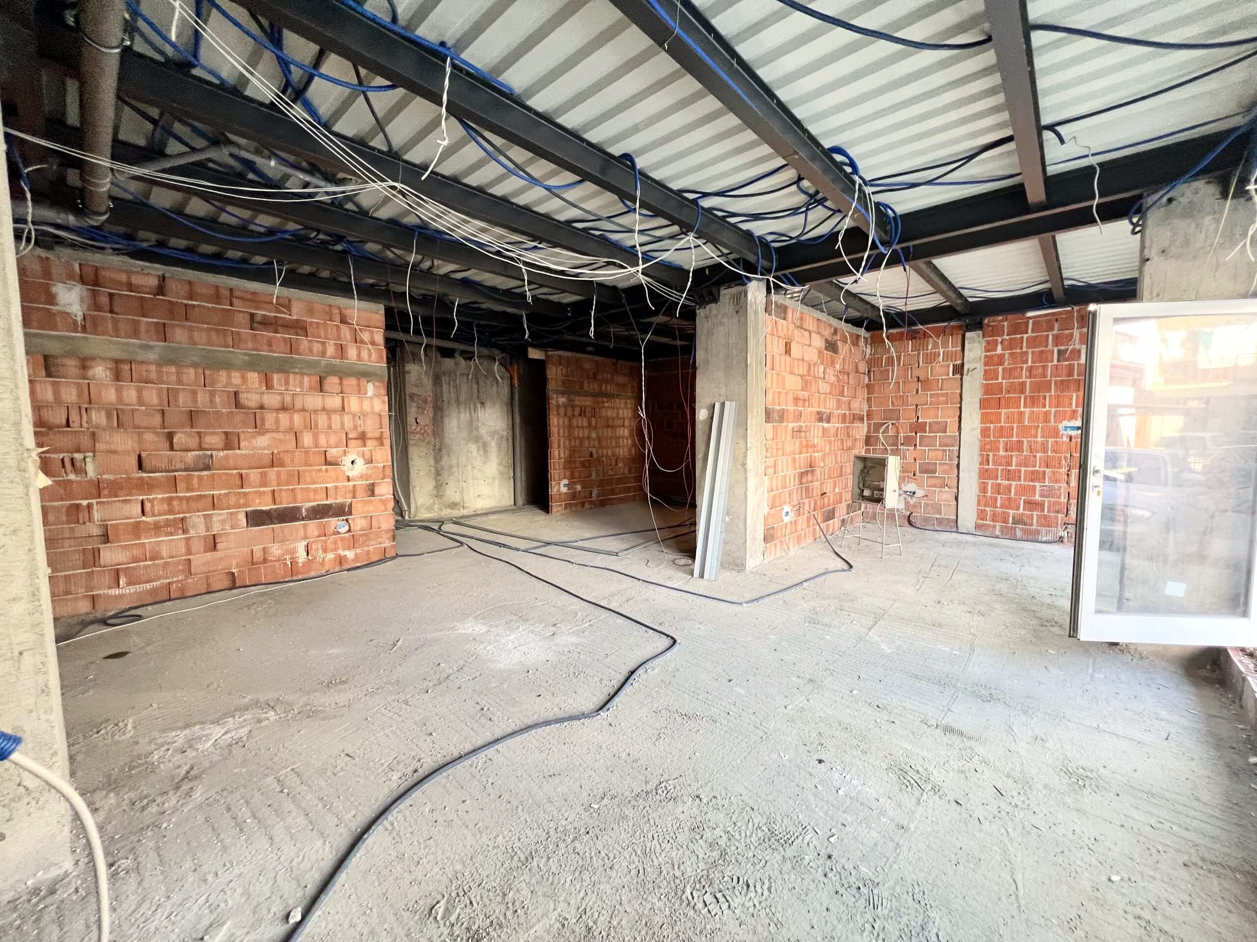 Poslovni Prostor u Centru Banje Luke – Višenamjenska Nekretnina s 6 Parking Mjesta