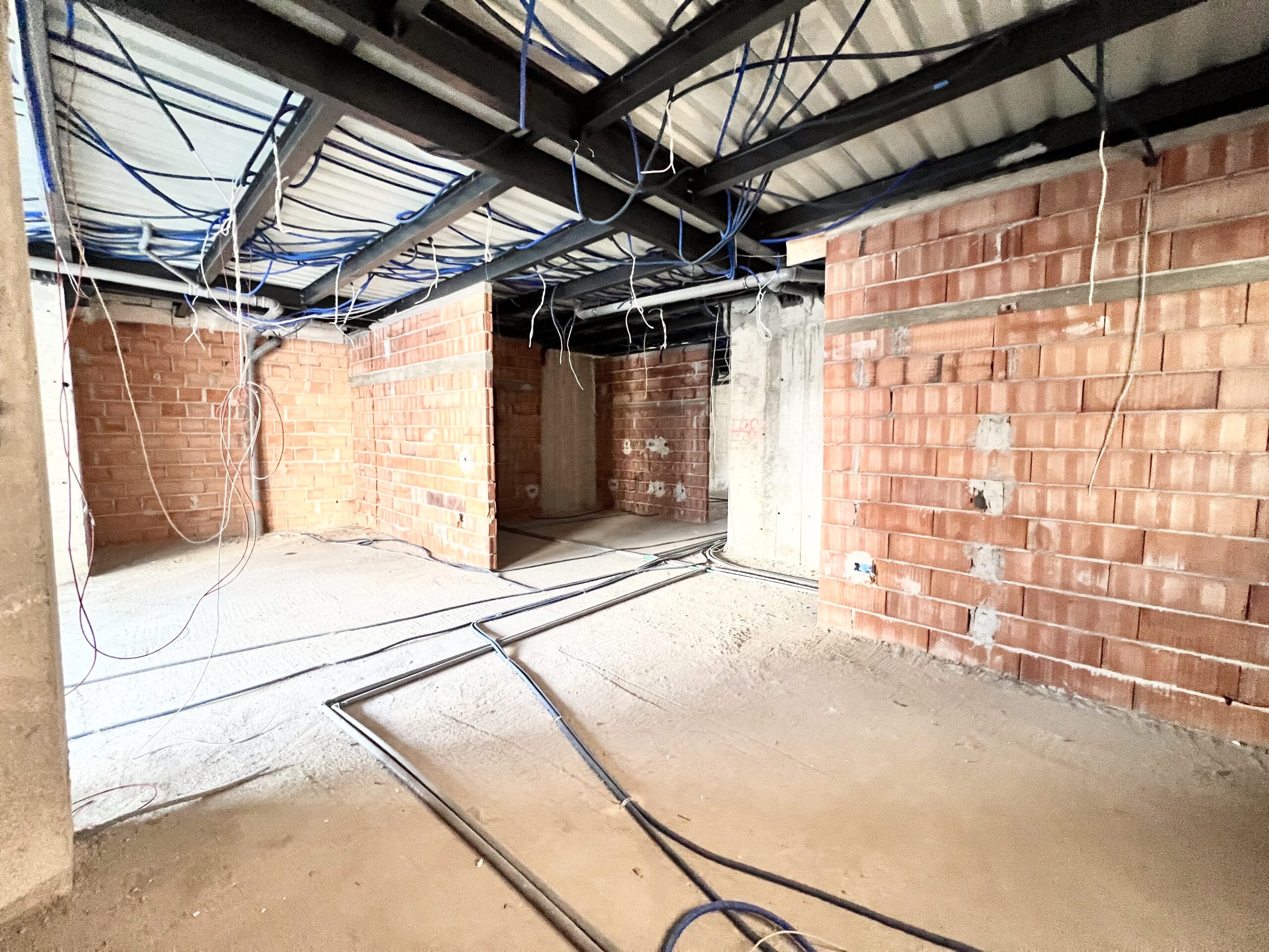 Poslovni Prostor u Centru Banje Luke – Višenamjenska Nekretnina s 6 Parking Mjesta