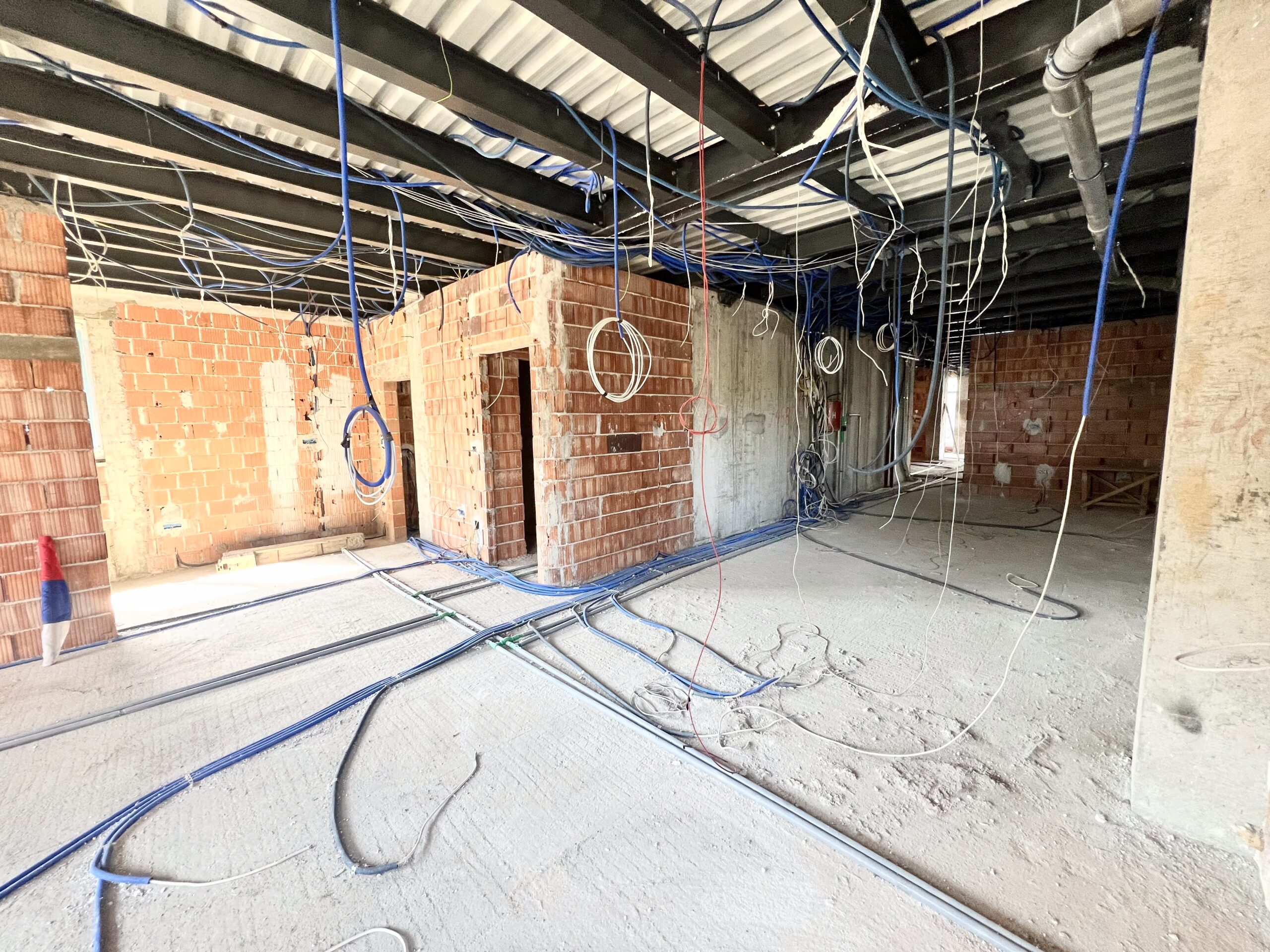 Poslovni Prostor u Centru Banje Luke – Višenamjenska Nekretnina s 6 Parking Mjesta